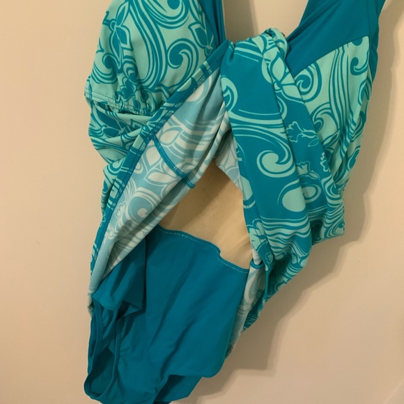 Swimsuit - Picture 6 of 9